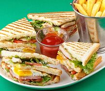 Мега сэндвич с копченым окороком, куриным филе и картофелем фри
