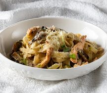 Паста Феттуччине с курицей и грибами