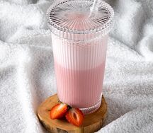 Молочный коктейль клубничный