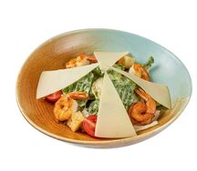 Салат Цезарь с тигровыми креветками