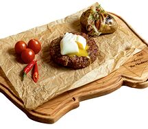 Рубленая говяжья котлета с яйцом пашот