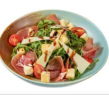 Салат из рукколы и пармской ветчины