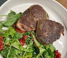 Медальоны с перечным соусом 