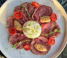 Карпаччо из телятины с моцареллой