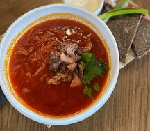 Борщ с говядиной и сметаной 