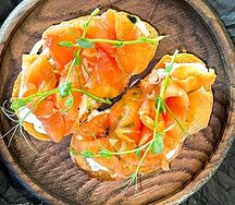 Брускетта с форелью и страчателлой 