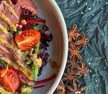 Салат с ростбифом и овощами гриль 