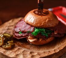 Бургер с пастрами и овощами кимчи