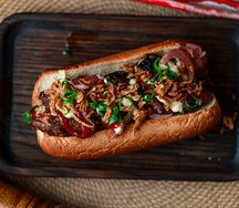 Хот-дог с брискетом и овощами кимчи