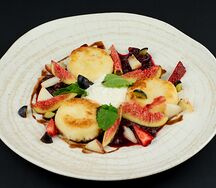 Сырники с вишневым конфитюром и фермерской сметаной 