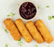 Сырные палочки с ягодным конфитюром 