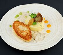 Котлета куриная с грибным соусом