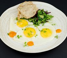 Яичница глазунья из трех яиц с хрустящей чиабаттой