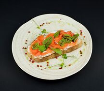 Брускетта с форелью и шпинатом