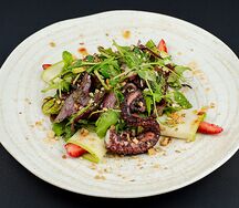 Салат с осьминогом