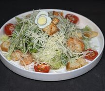 Салат цезарь с креветкой 