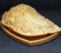 Чебурек с мясом, помидором и сыром