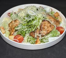 Салат цезарь с курицей