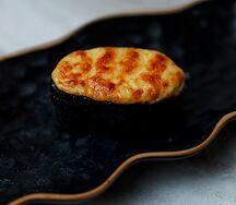 Гункан, запеченный с тунцом