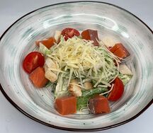 Цезарь с копченым лососем