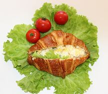 Круассан с обжаренным яйцом и творожным сыром