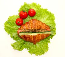 Круассан-дог с венской сосиской и жареным луком