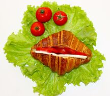 Круассан с сыром сулугуни, томатами и а-ля песто