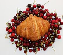 Круассан с вишней