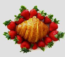 Круассан с клубникой