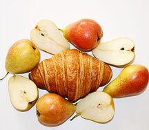 Круассан с грушей