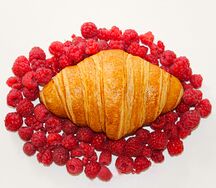 Круассан с малиной