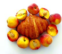 Круассан с персиком