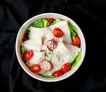 Салат Цезарь с индейкой