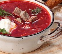 Борщ из говядины с салом и гренками