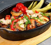 Жареха с овощами и цыпленком