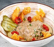 Куриная печень в сливочном соусе с картофельным пюре