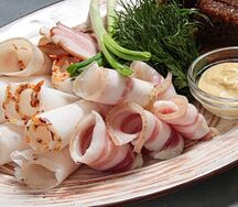 Тарелка с салом и гренками 