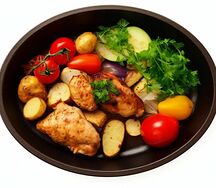 Горячая сковородка с курицей, картофелем и овощами