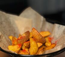Картофельные дольки с соусом, маленькая порция