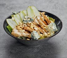 Салат с грушей, куриным филе и Дорблю