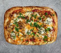 Римская пицца с куриным филе и дорблю