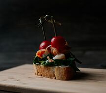 Брускетта с креветкой