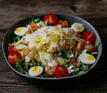 Салат Цезарь с креветками