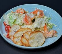 Салат Цезарь с креветками