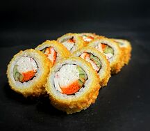 Жареный с креветкой и лососем