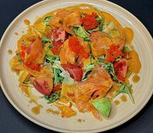 Салат с лососем и авокадо