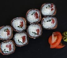 Ролл с помидорами