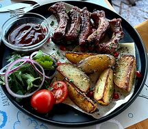 Свиные ребра BBQ с сезонным гарниром