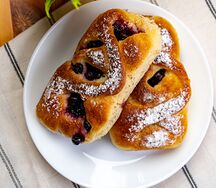 Булочка с черной смородиной