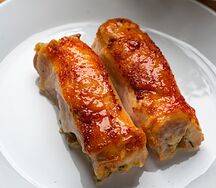 Рулет cвинoй с грибами